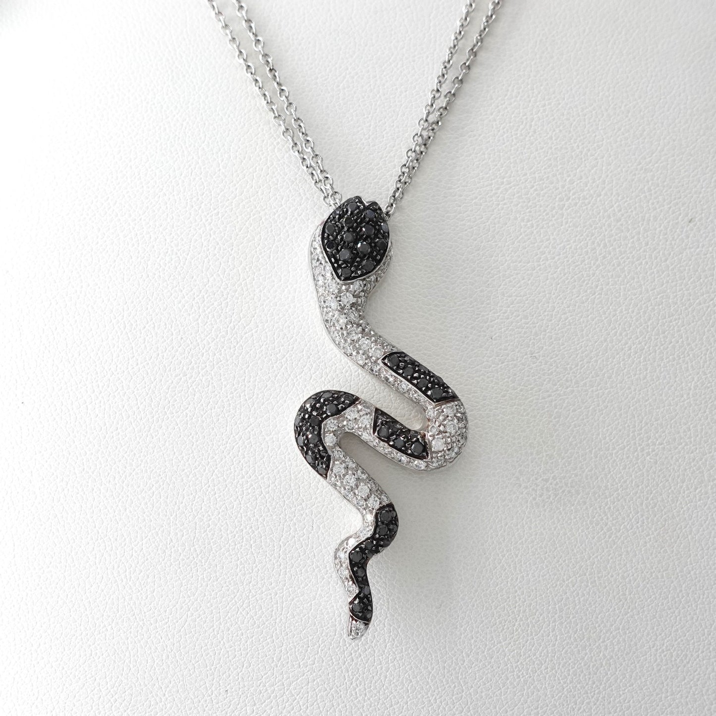 Girocollo con pendente snake