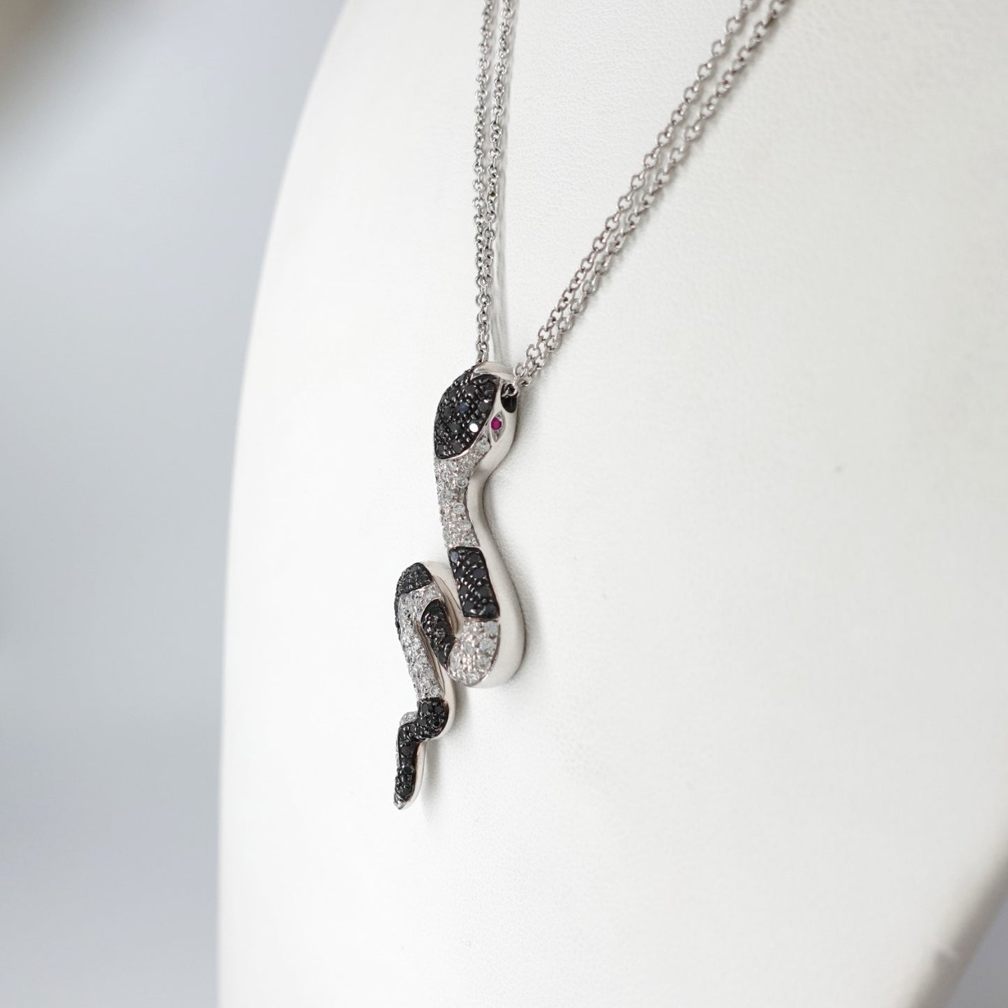 Girocollo con pendente snake
