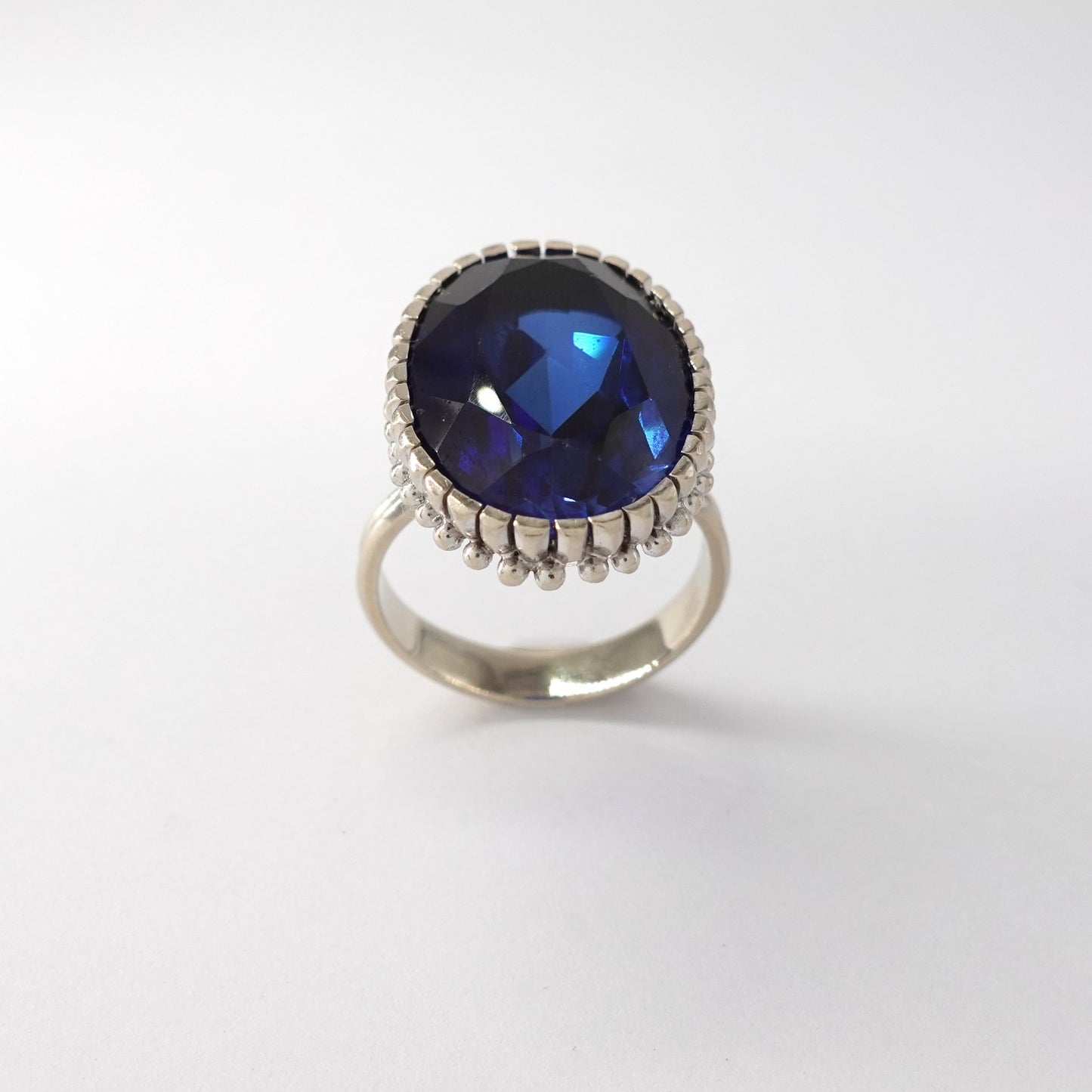 Anello con gemma blu