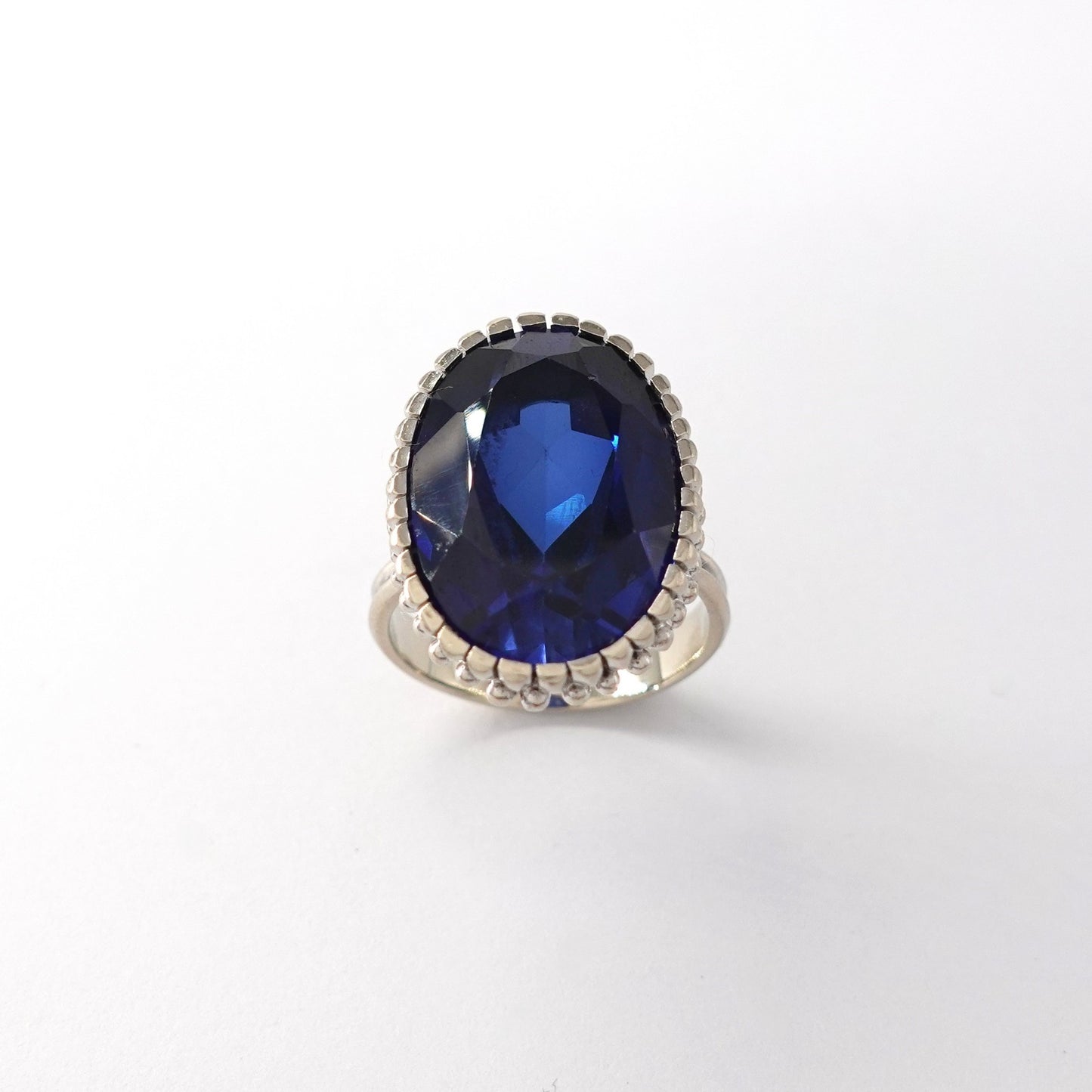 Anello con gemma blu