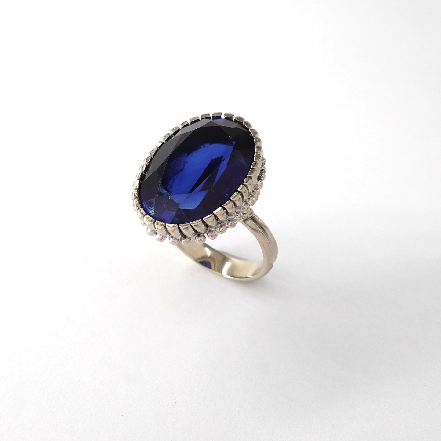 Anello con gemma blu