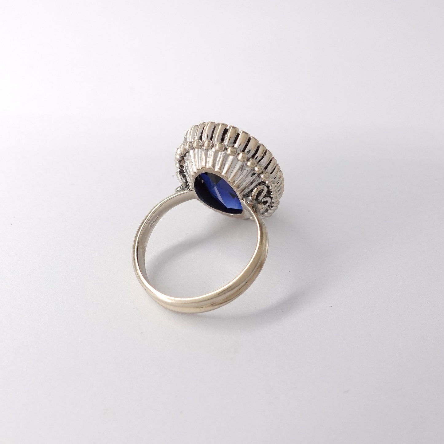 Anello con gemma blu