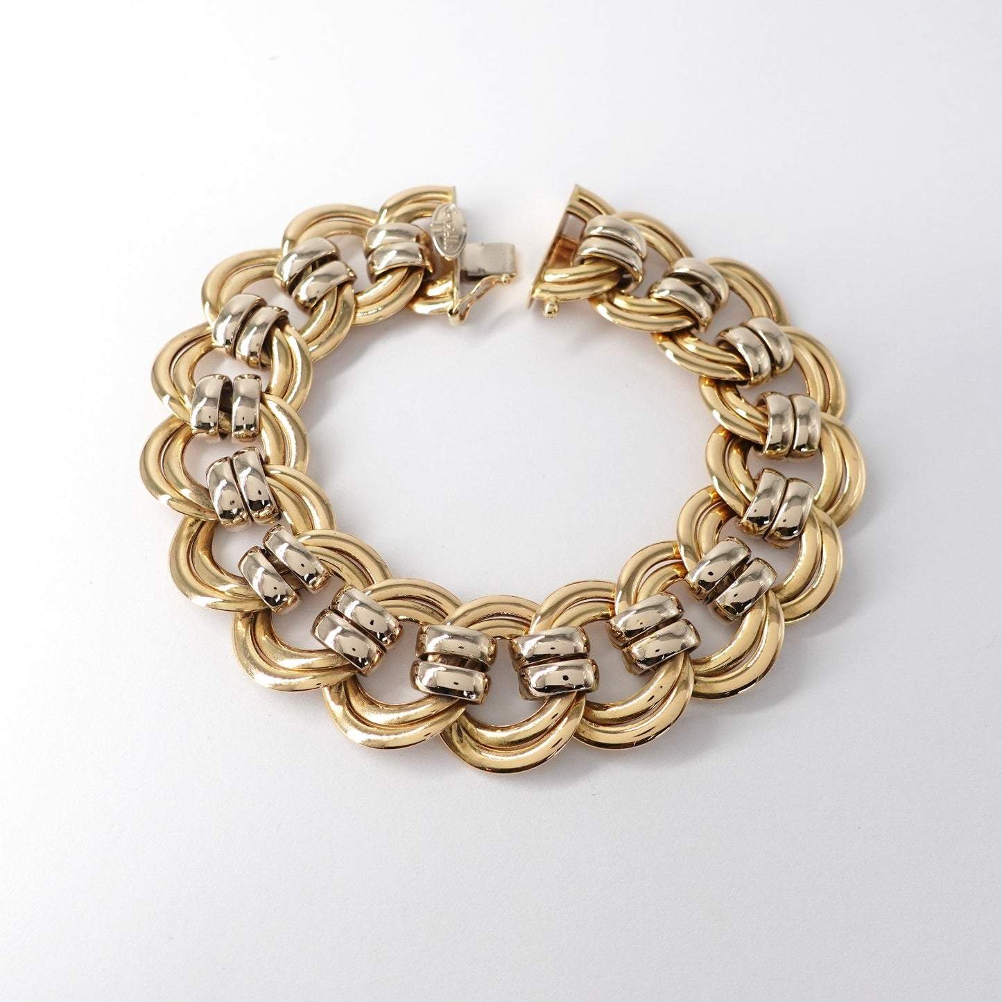 Bracciale a maglia piatta