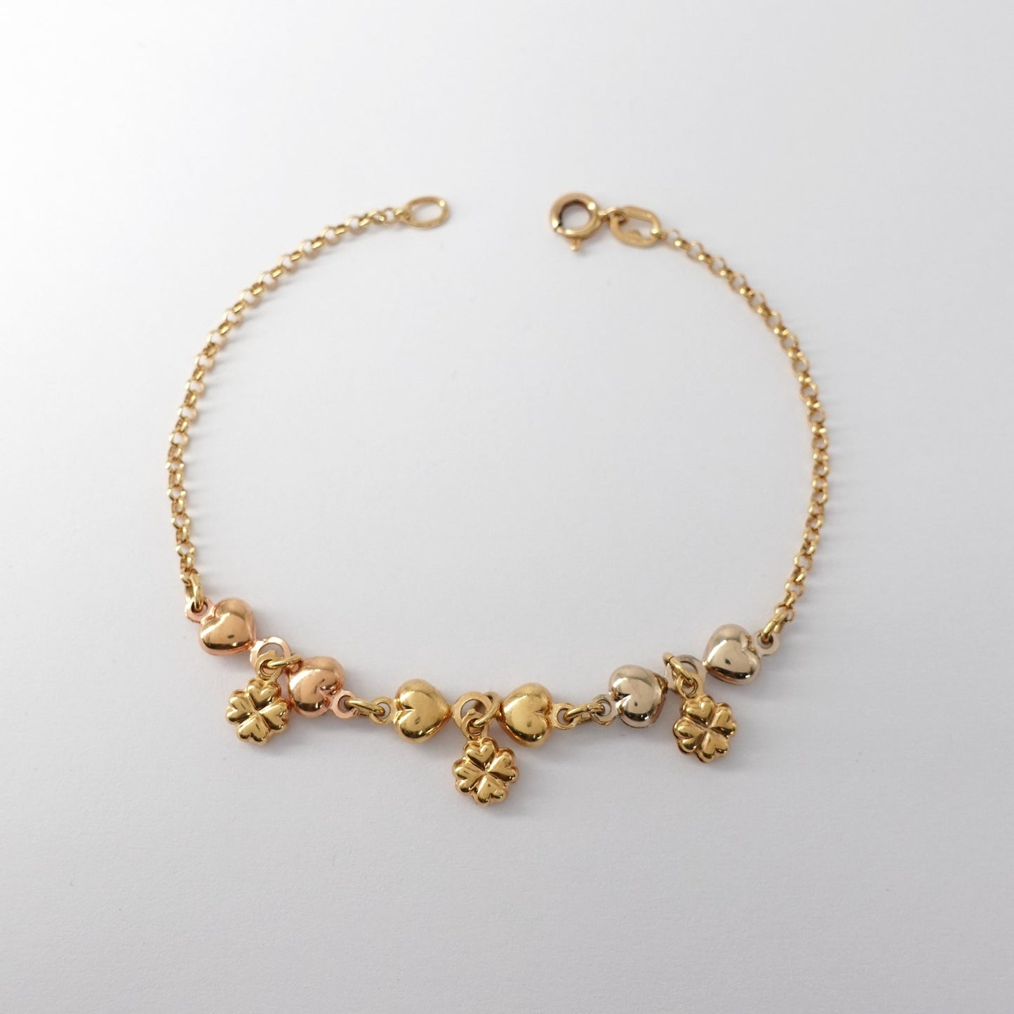 Bracciale  con cuori e quadrifogli.