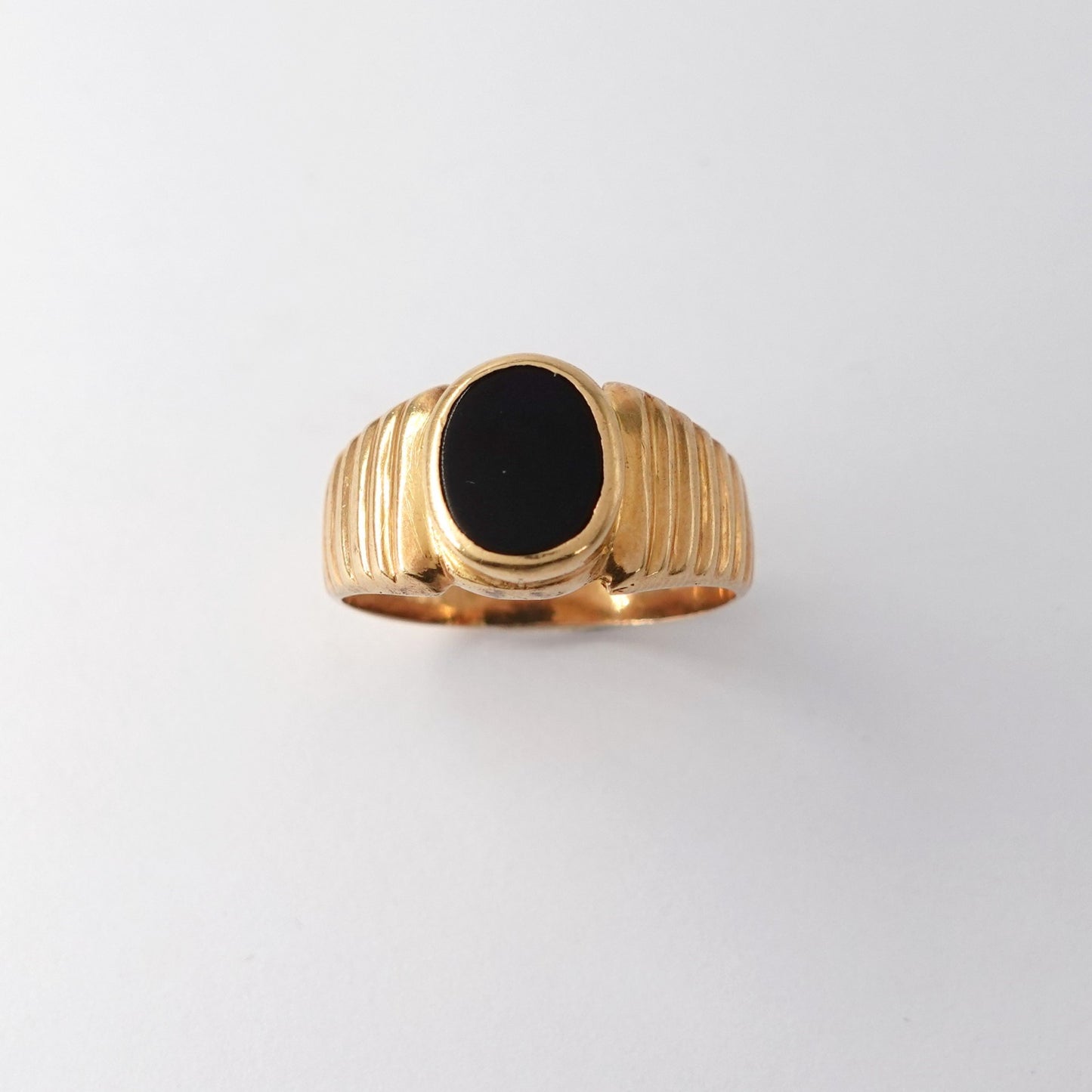 Anello con pietra nera