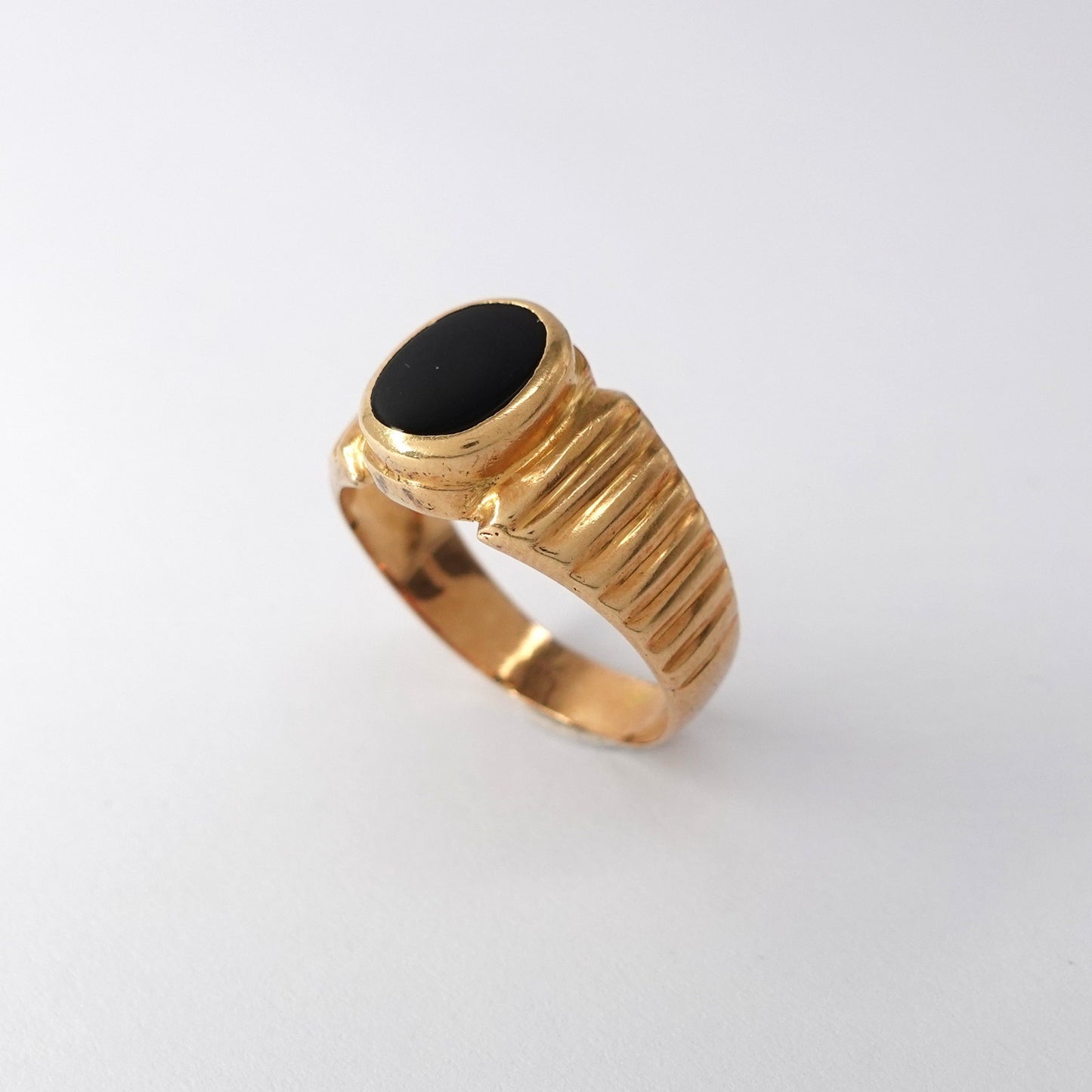 Anello con pietra nera