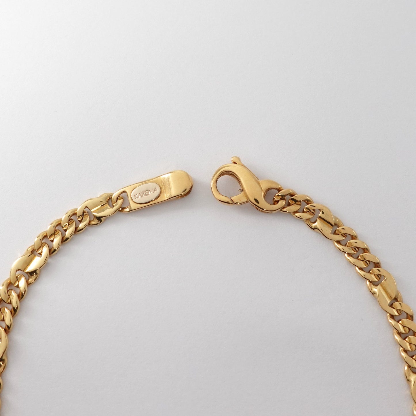 Bracciale a maglia piatta