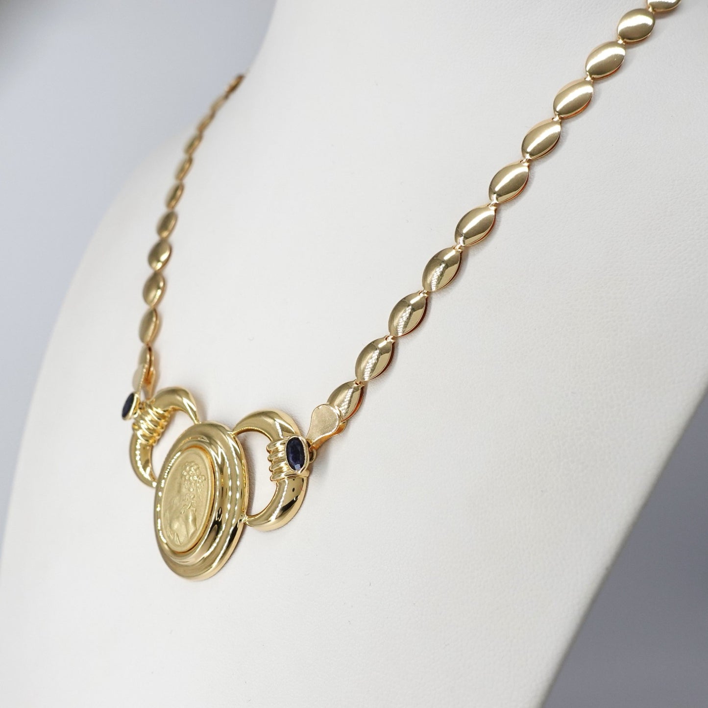 Collana con centrale