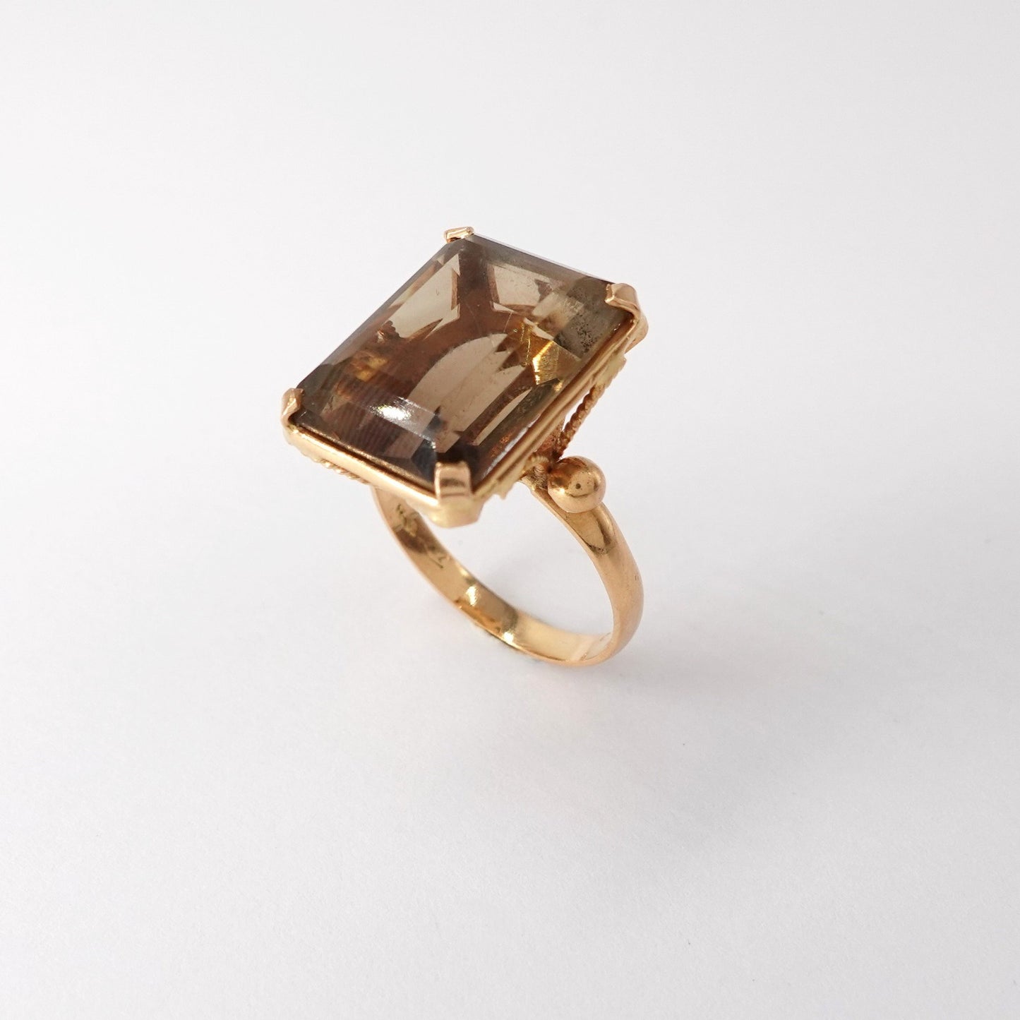 Anello con topazio fumè