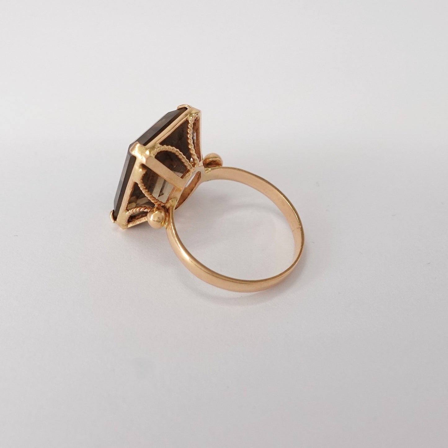 Anello con topazio fumè