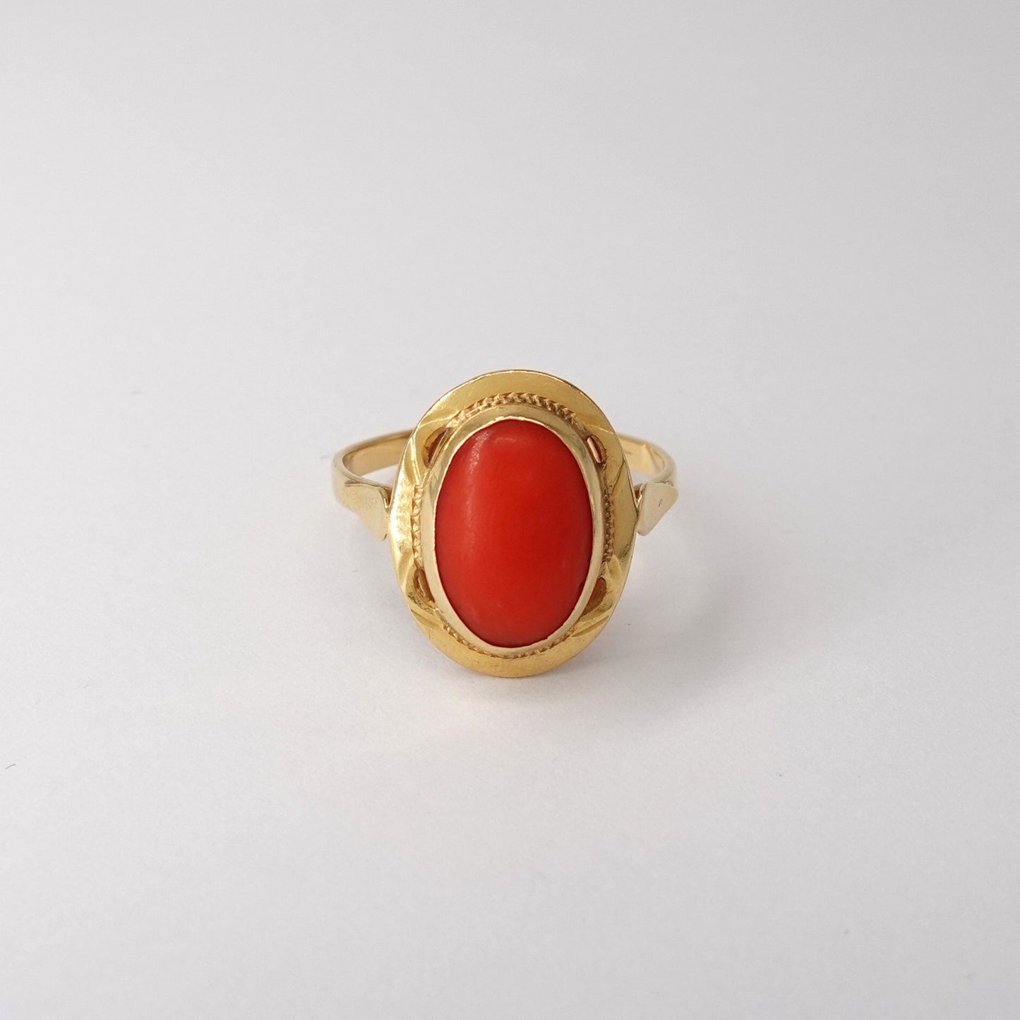 Anello con corallo