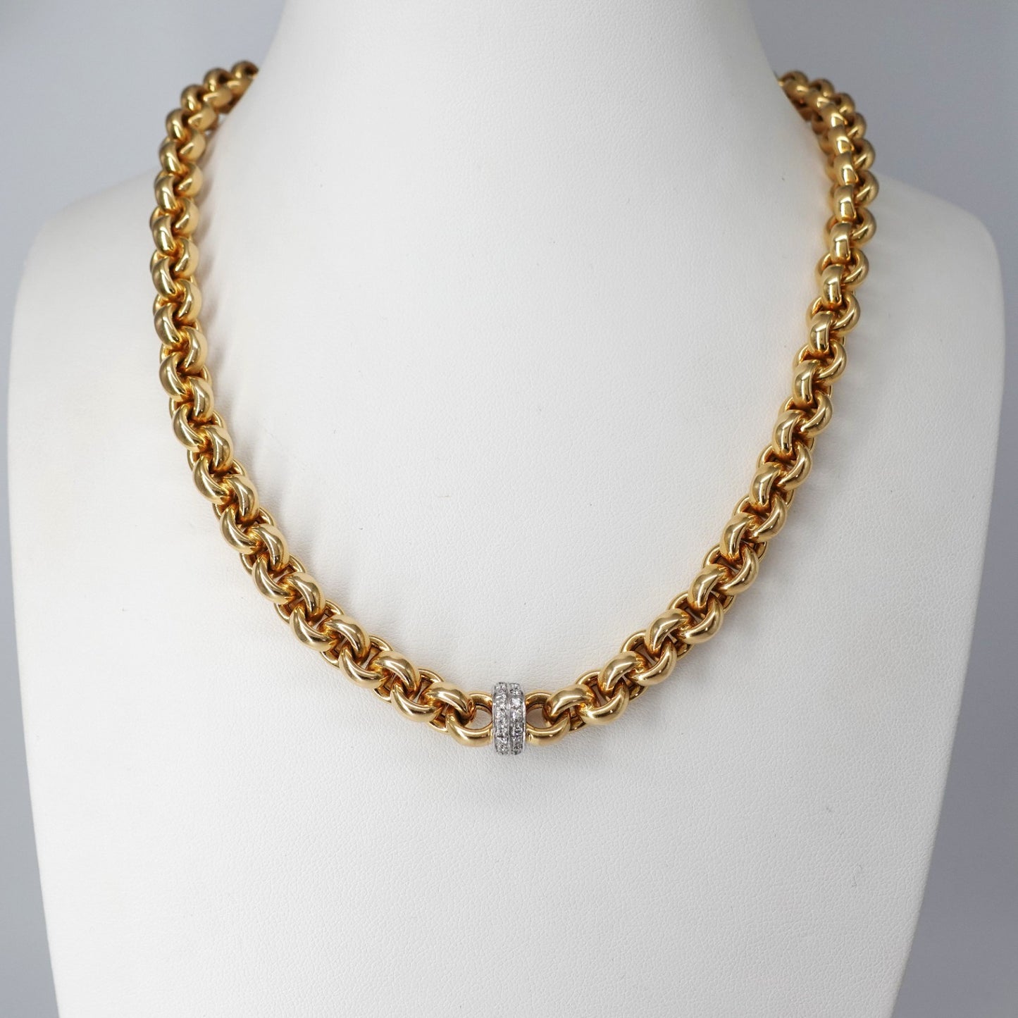 Collana in oro con centrale di diamanti