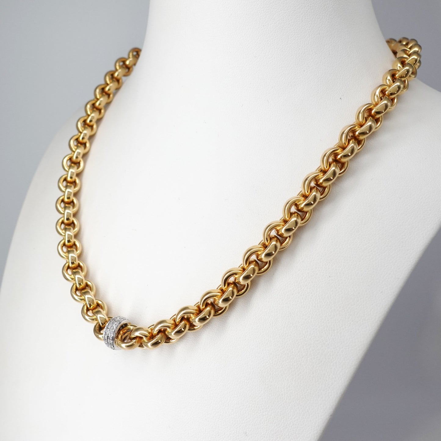 Collana in oro con centrale di diamanti