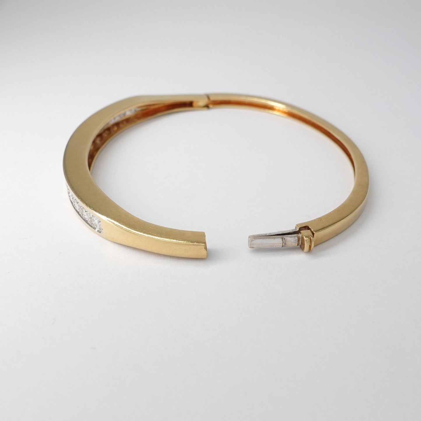 Bracciale rigido con diamanti