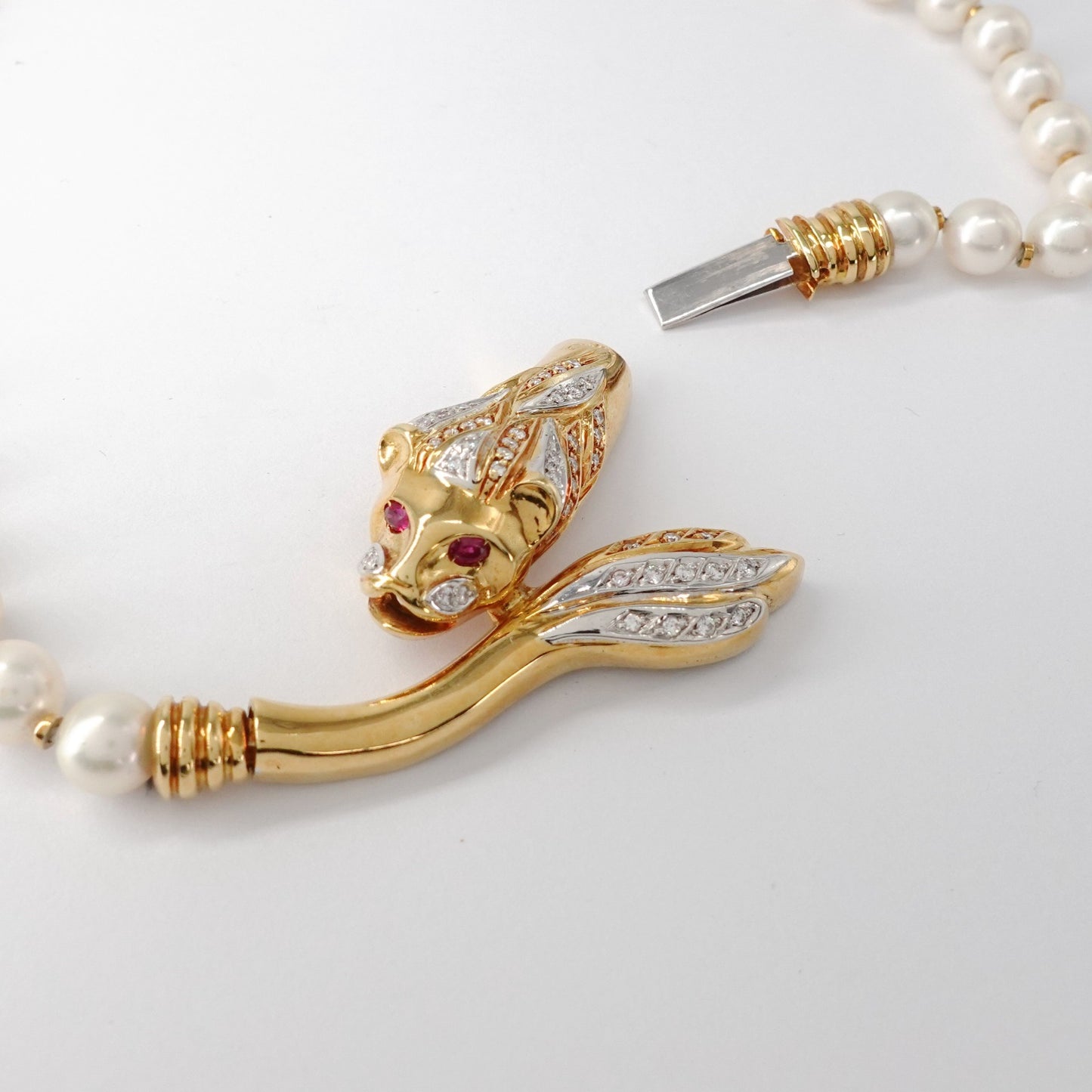 Collana con perle e pantera