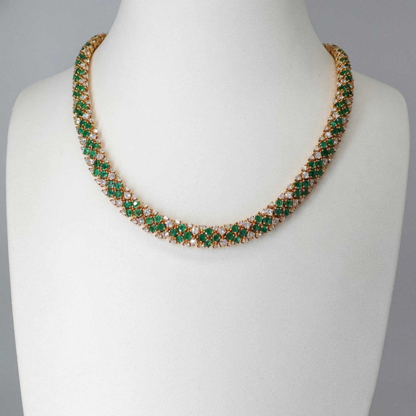 Parure con diamanti e smeraldi