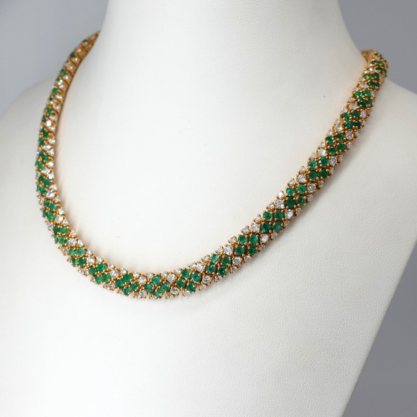 Parure con diamanti e smeraldi