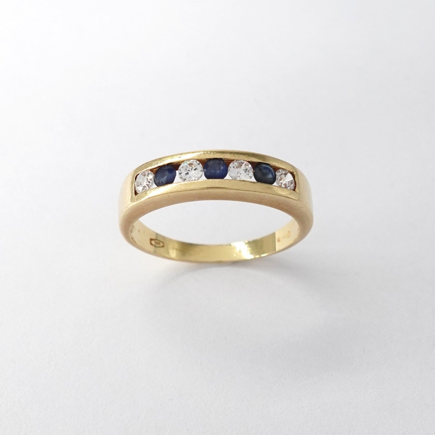 Anello a fascia  con zirconi