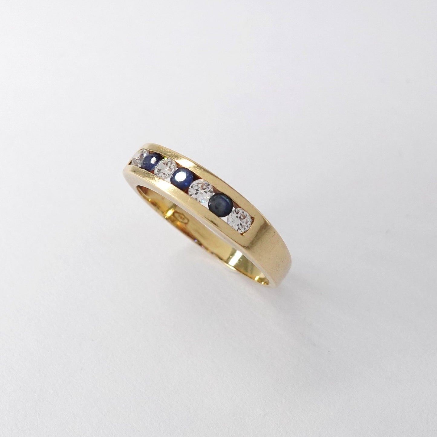 Anello a fascia  con zirconi