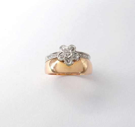 Anello a fascia bombata con fiore di diamanti