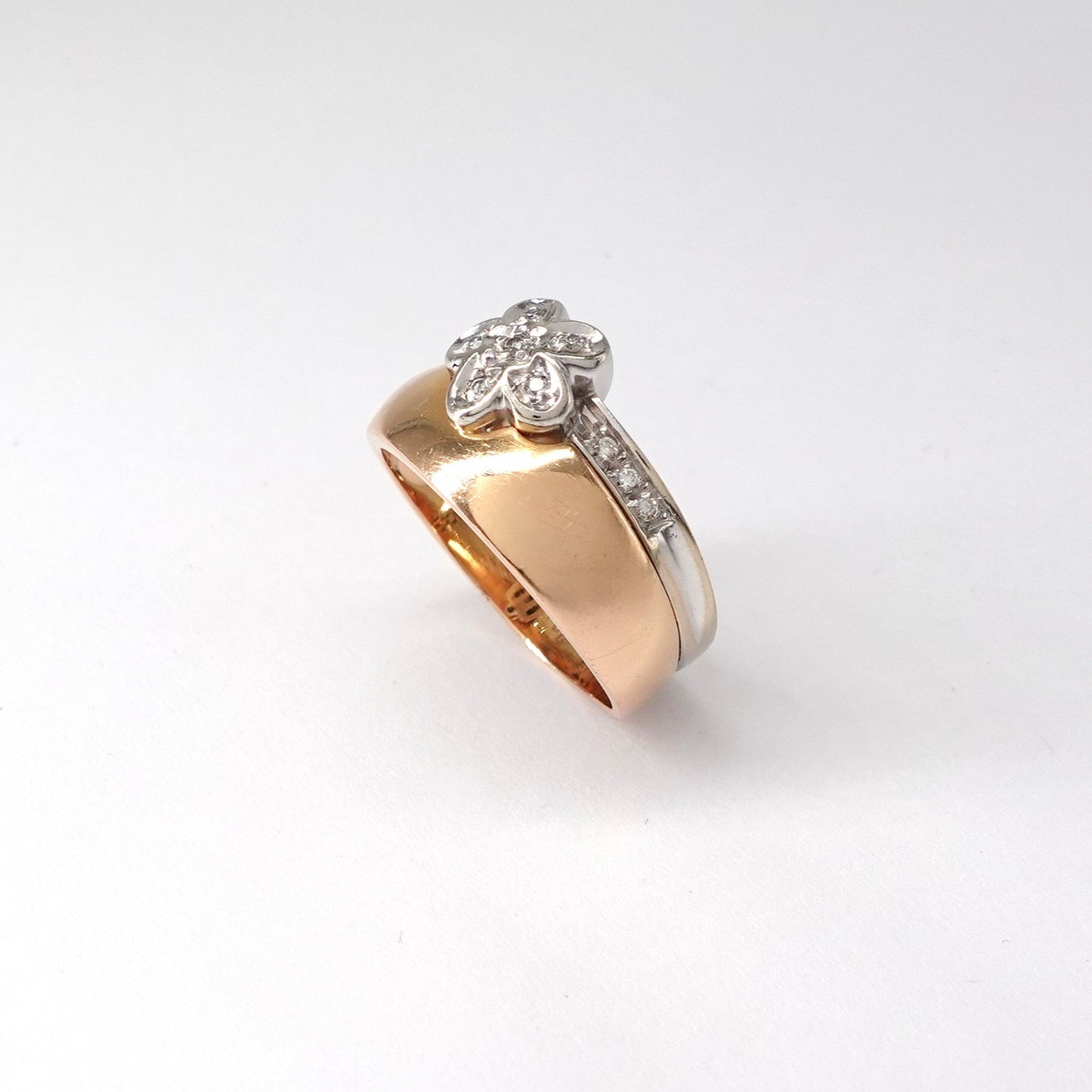 Anello a fascia bombata con fiore di diamanti