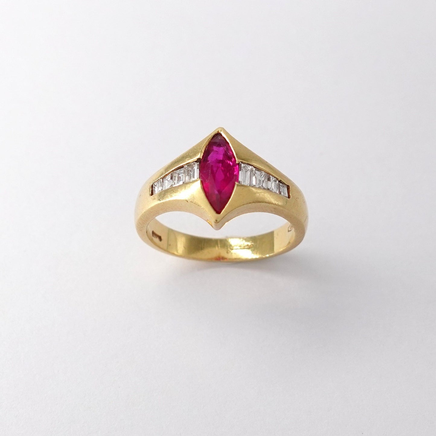 Anello con dimanti e rubino