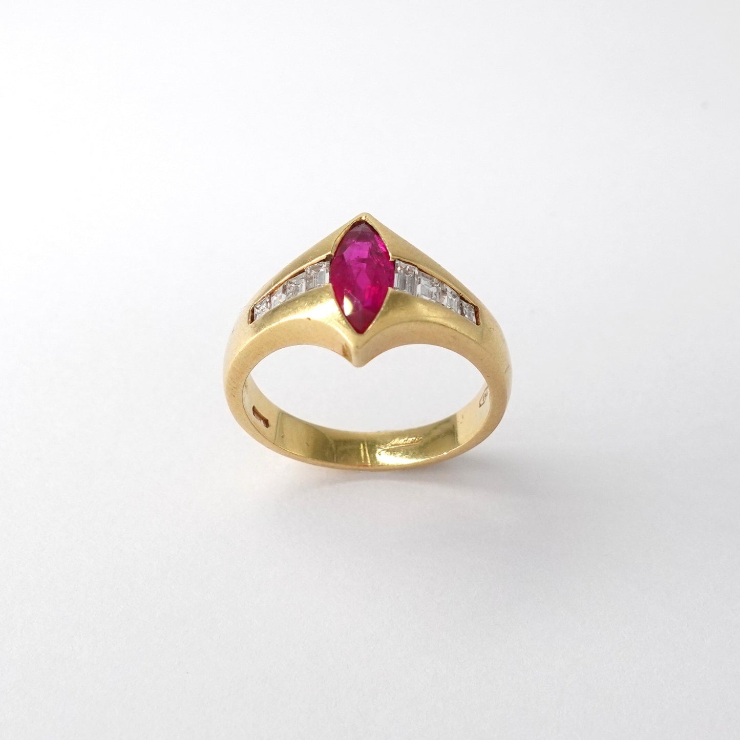 Anello con dimanti e rubino