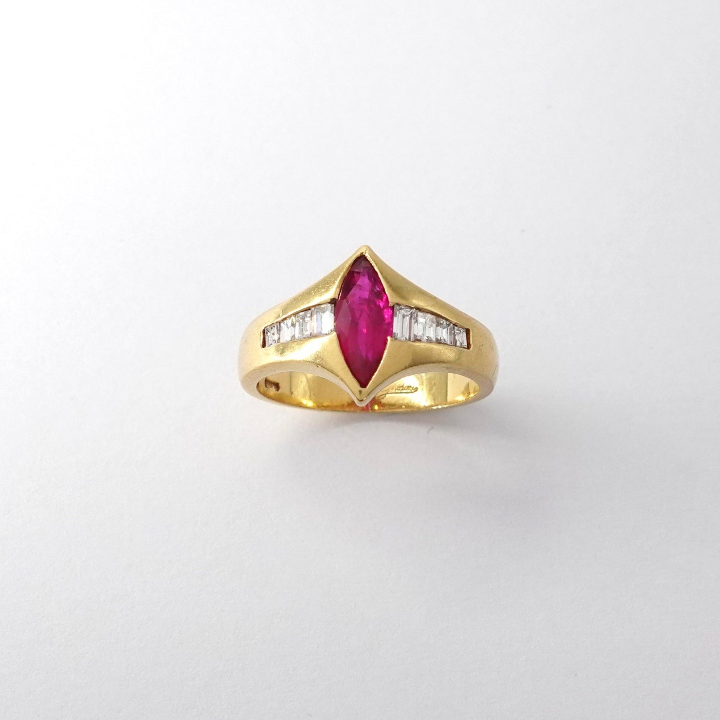 Anello con dimanti e rubino