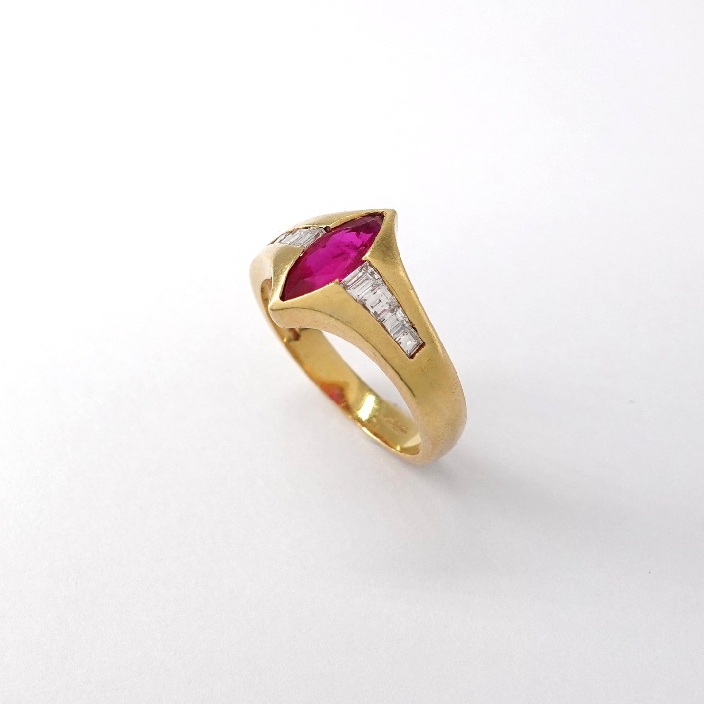 Anello con dimanti e rubino