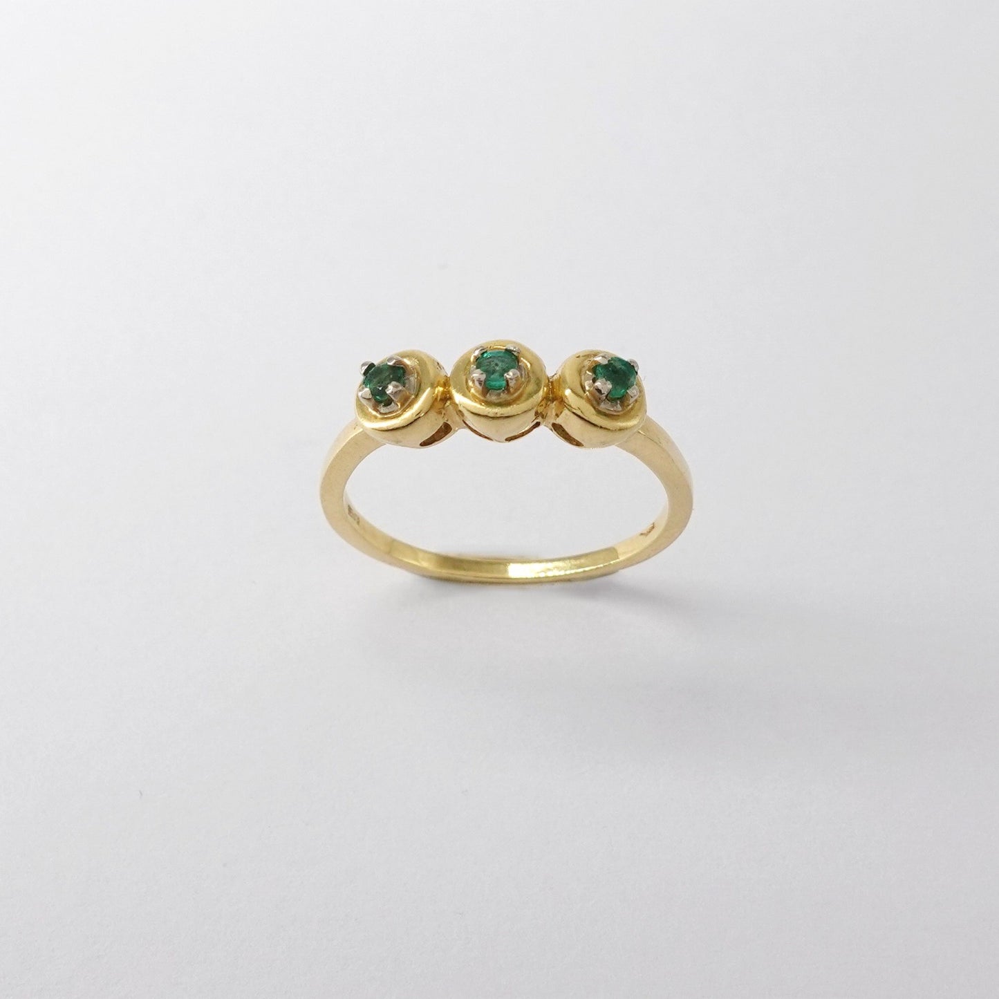 Anello con gemme verdi