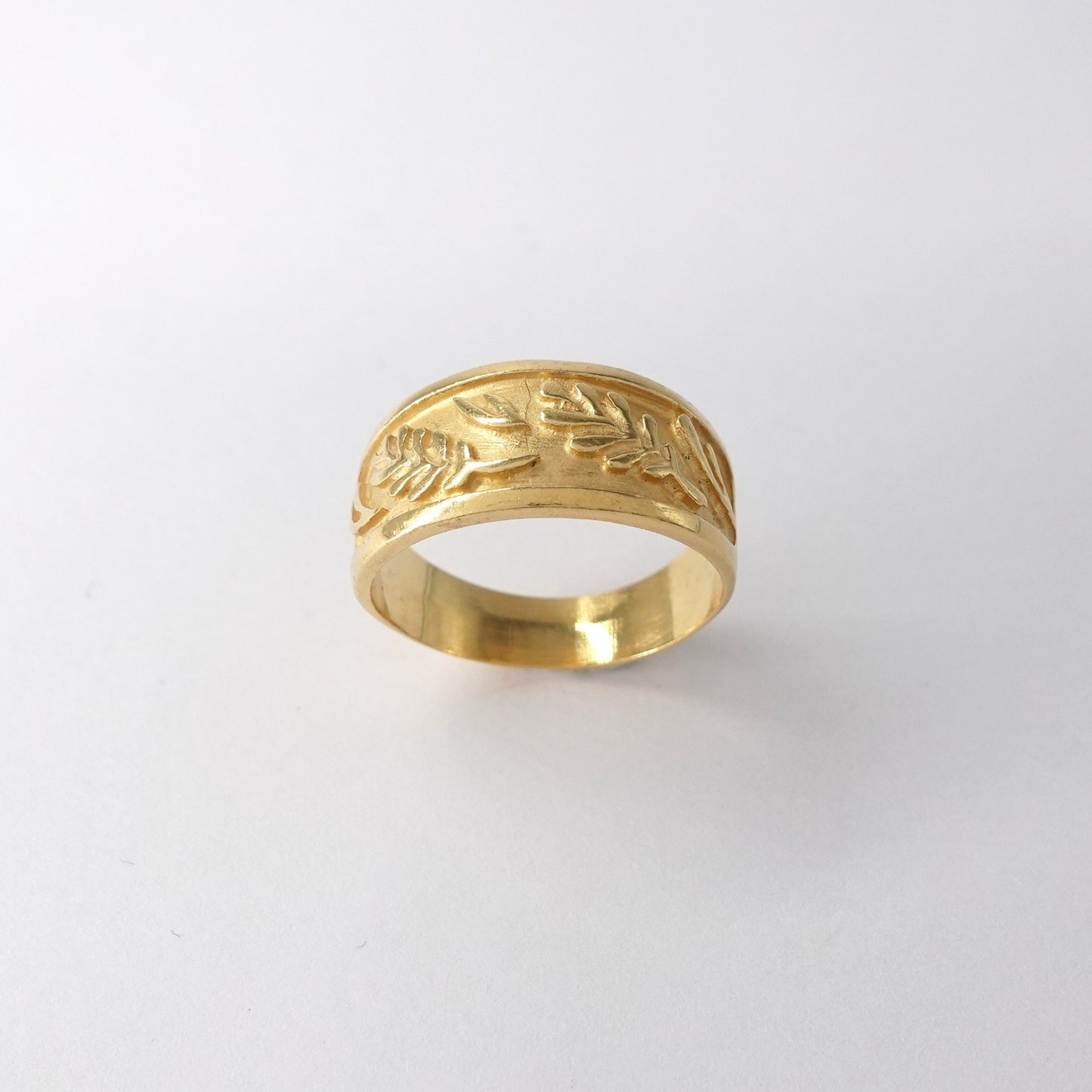 Anello a fascia lavorazione a foglie