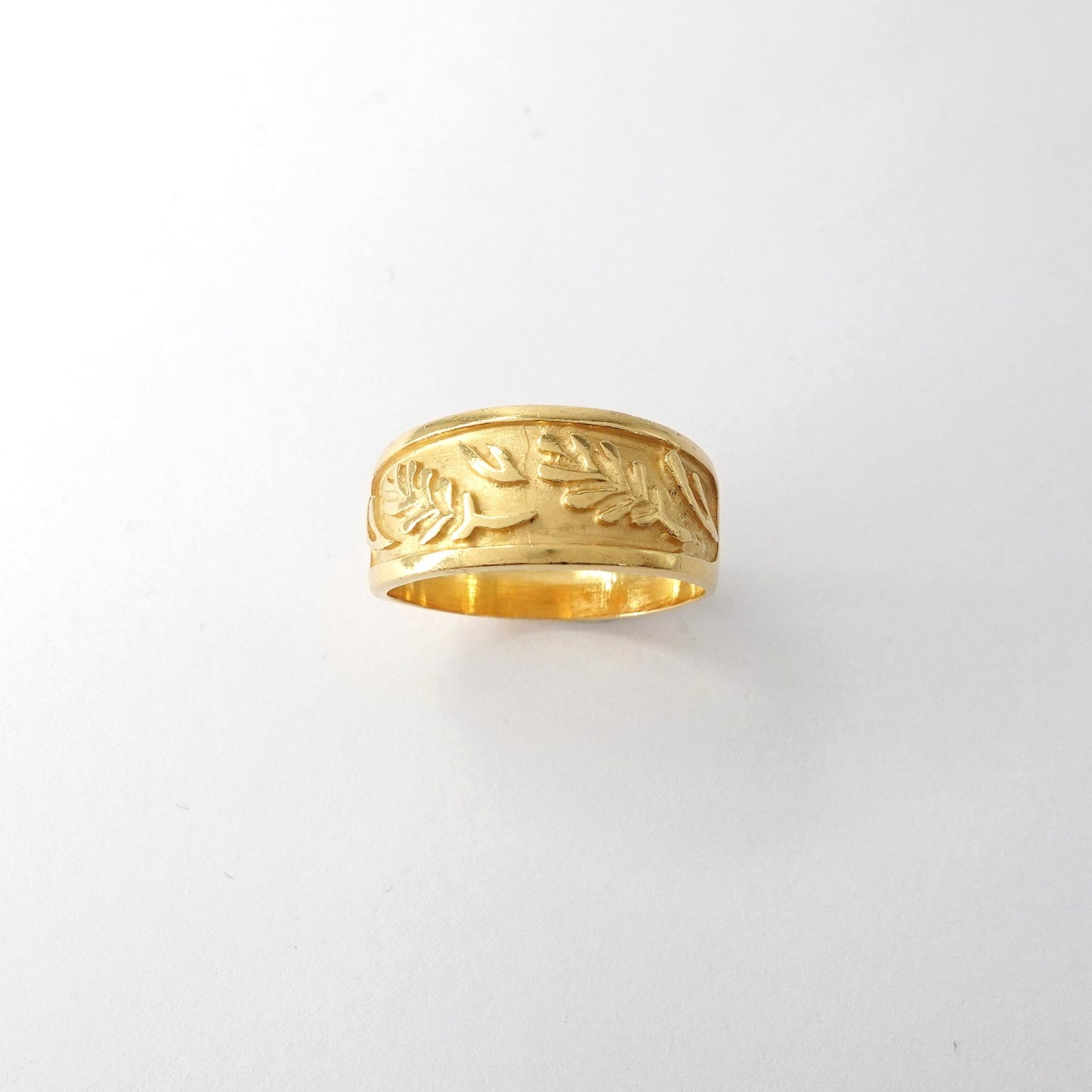 Anello a fascia lavorazione a foglie