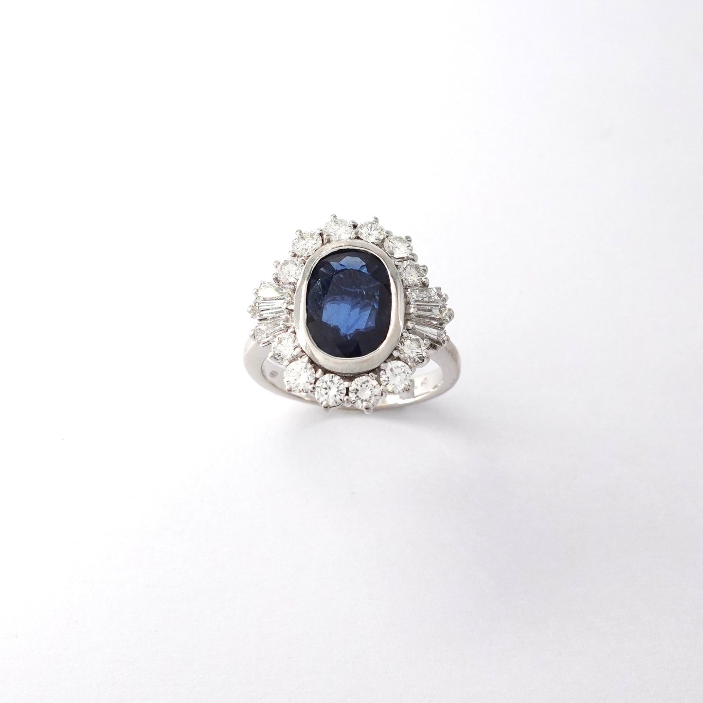 Anello con zaffiro e diamanti