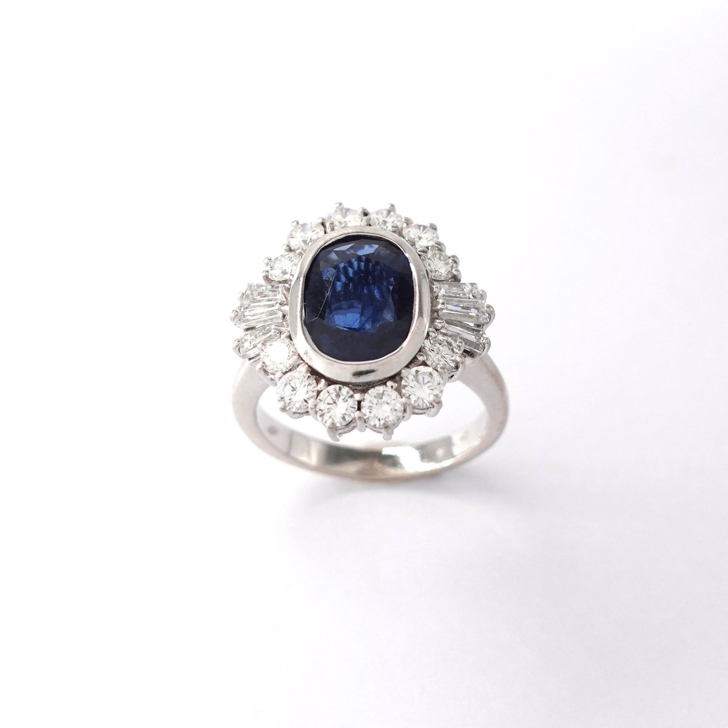Anello con zaffiro e diamanti