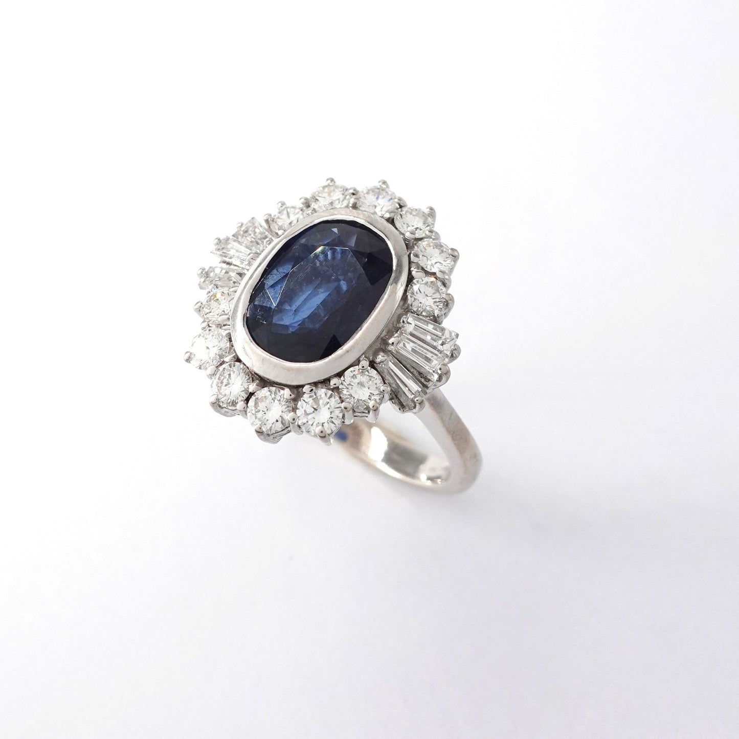 Anello con zaffiro e diamanti