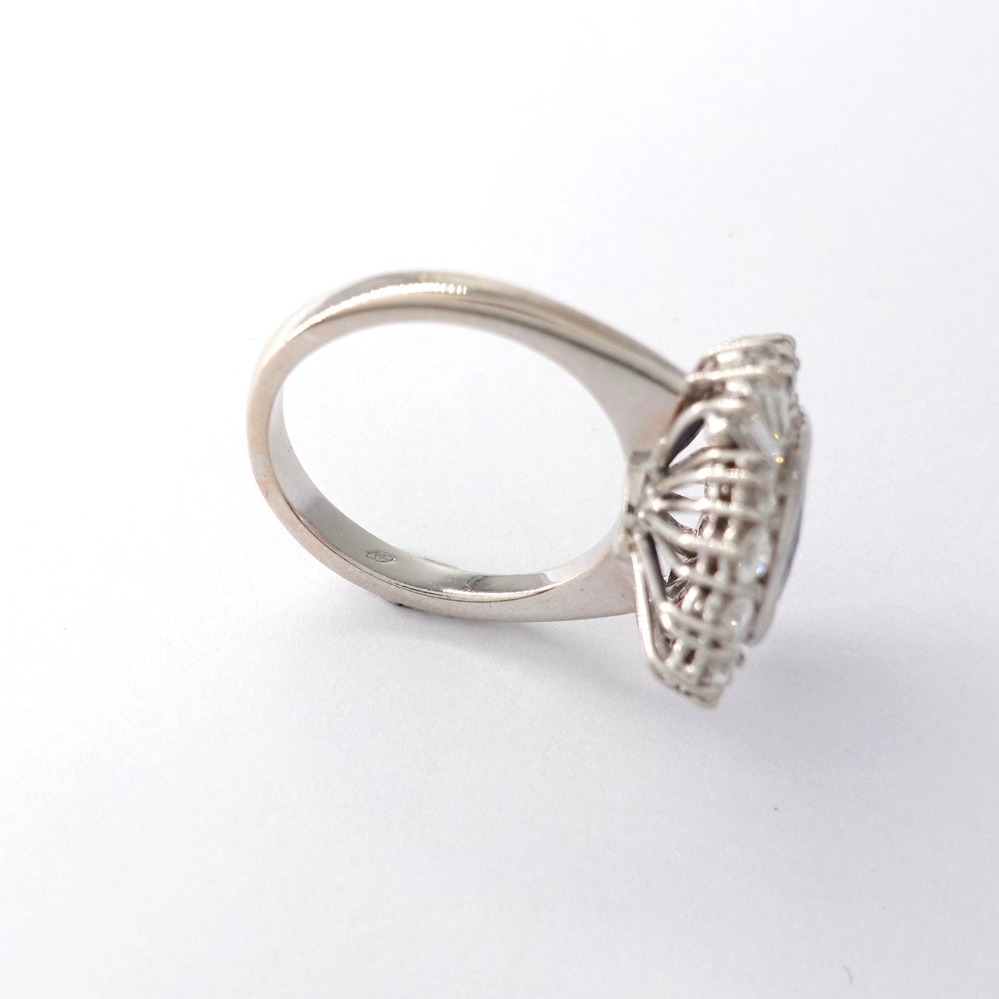 Anello con zaffiro e diamanti