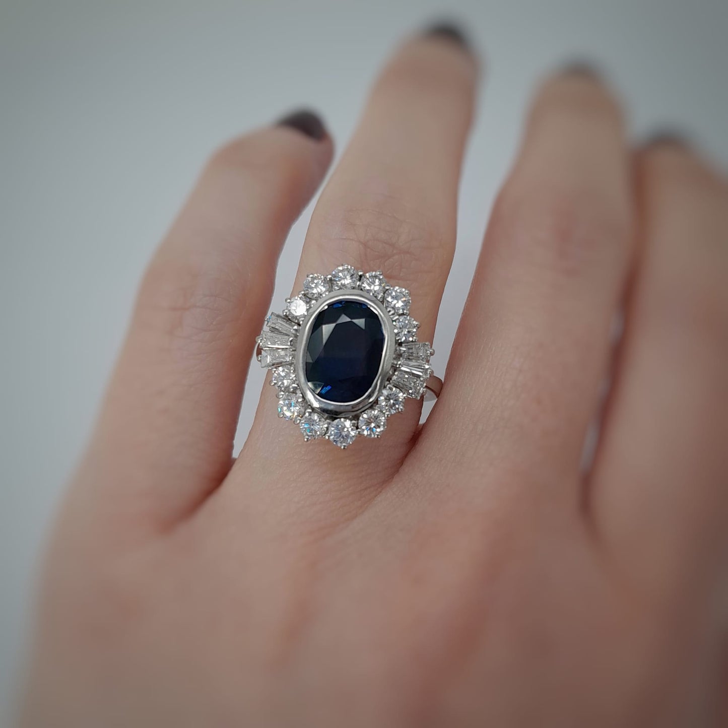 Anello con zaffiro e diamanti