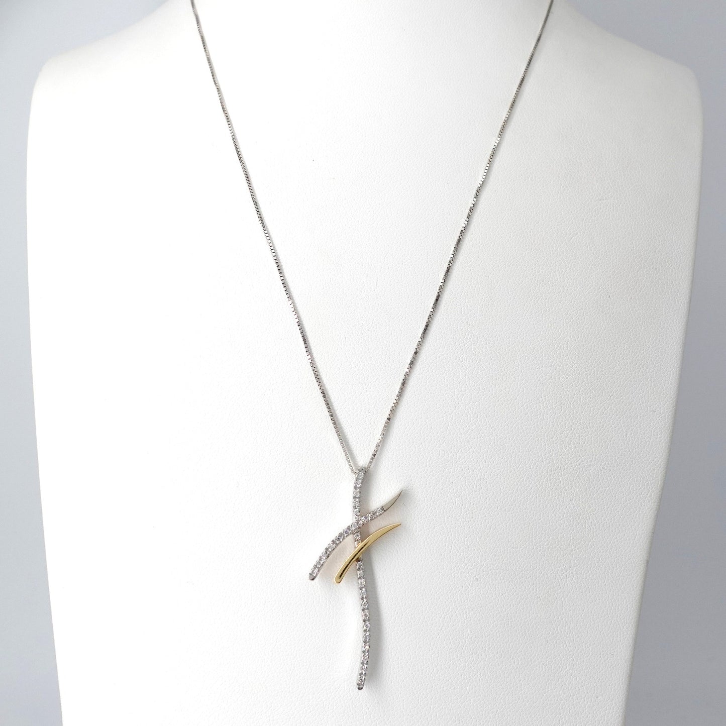 Collana con pendente a croce