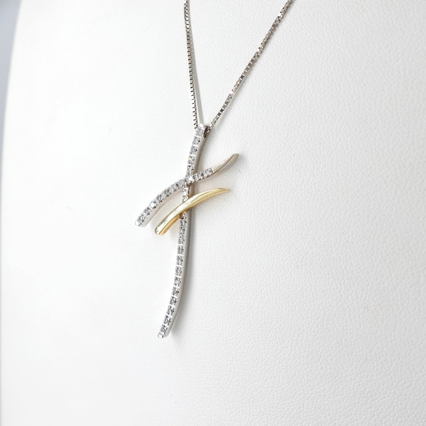 Collana con pendente a croce