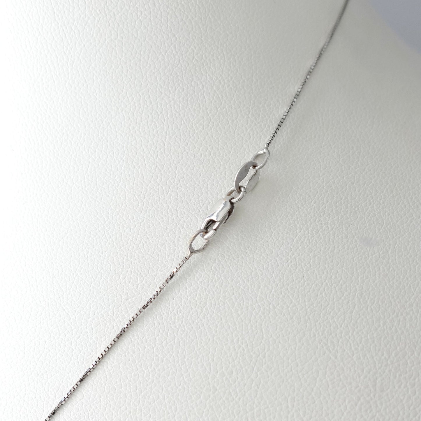 Catenina con pendente a fiamma