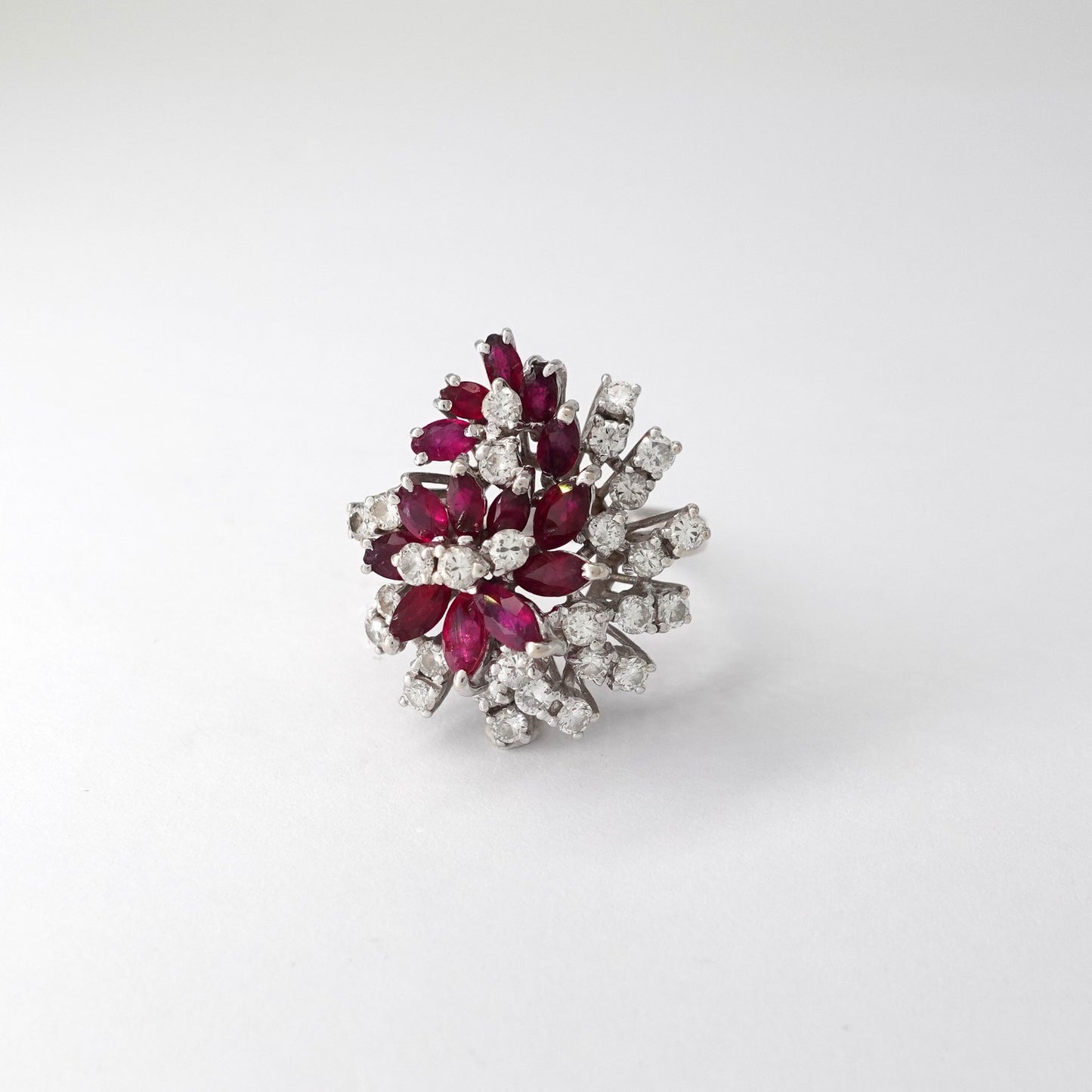 Anello con rubini e diamanti