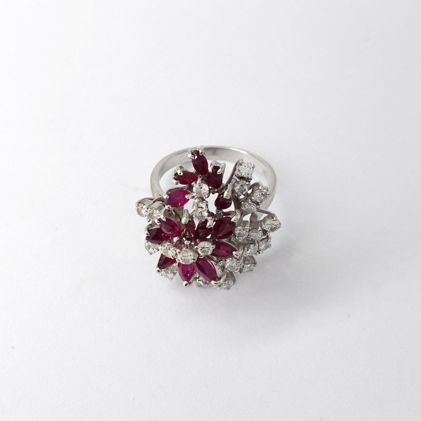 Anello con rubini e diamanti