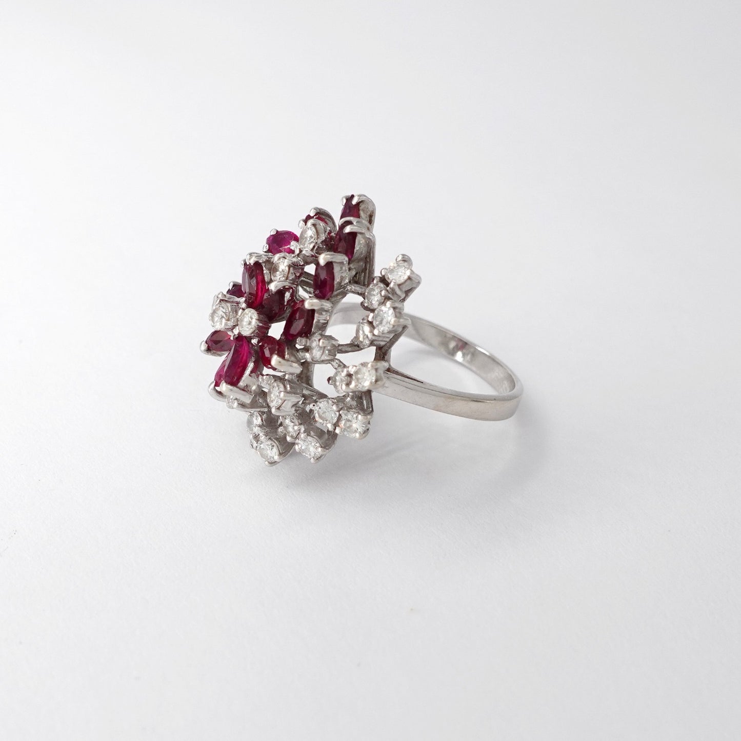 Anello con rubini e diamanti