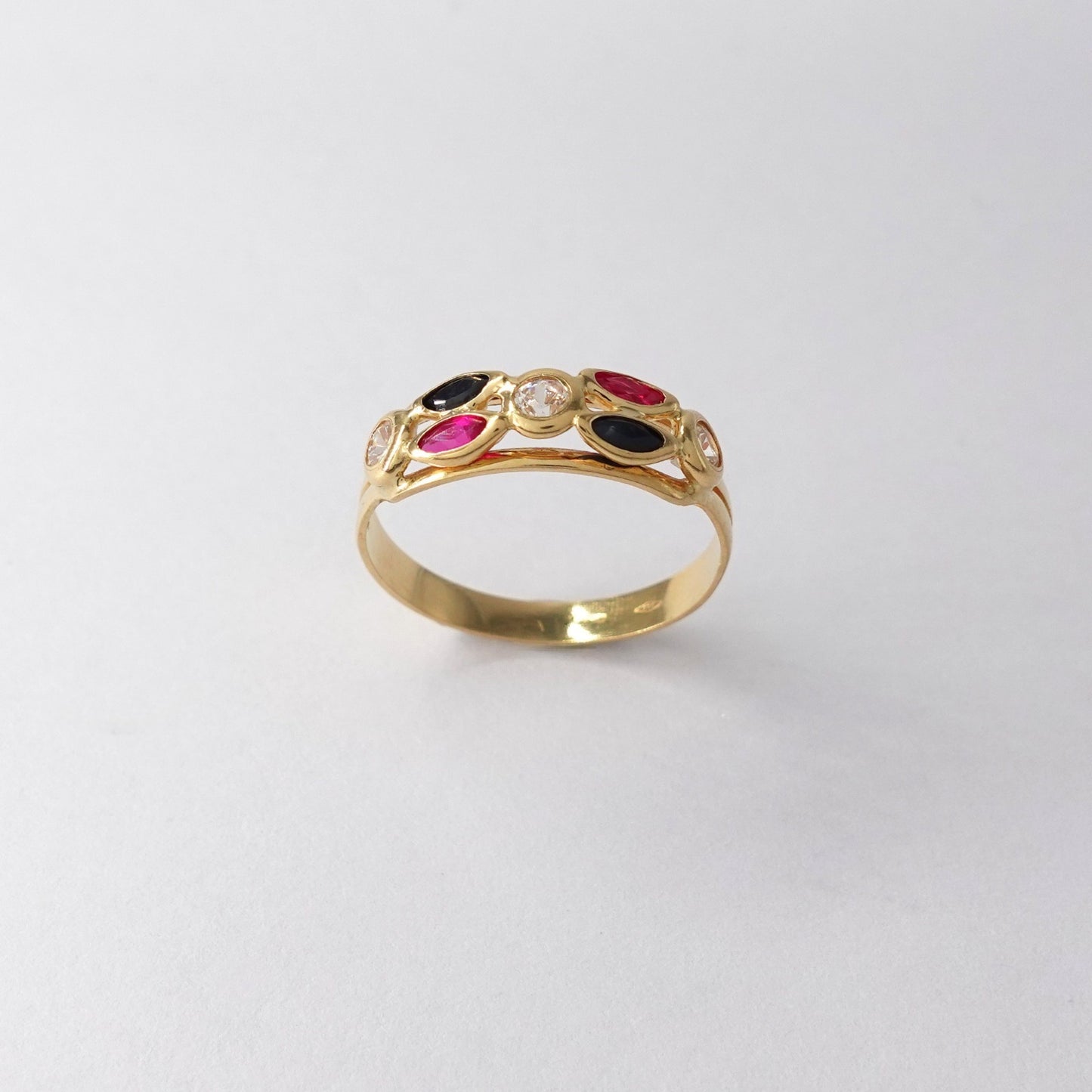 Anello con zirconi colorati