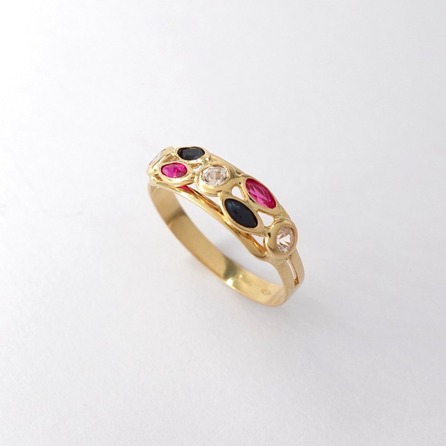 Anello con zirconi colorati