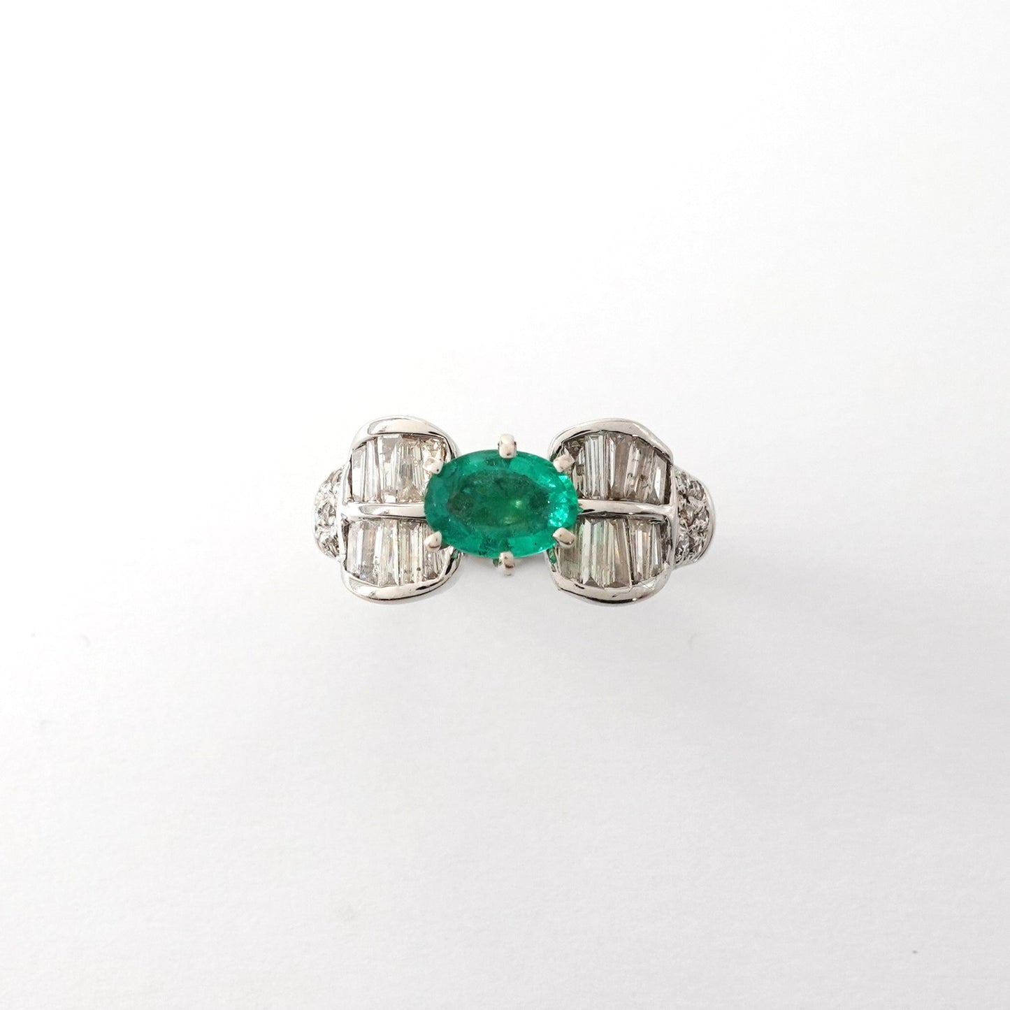 Anello con smeraldo