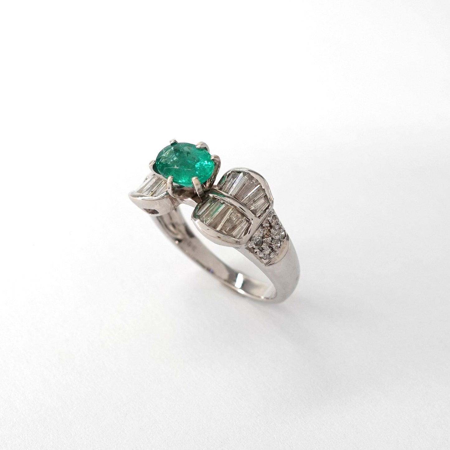 Anello con smeraldo