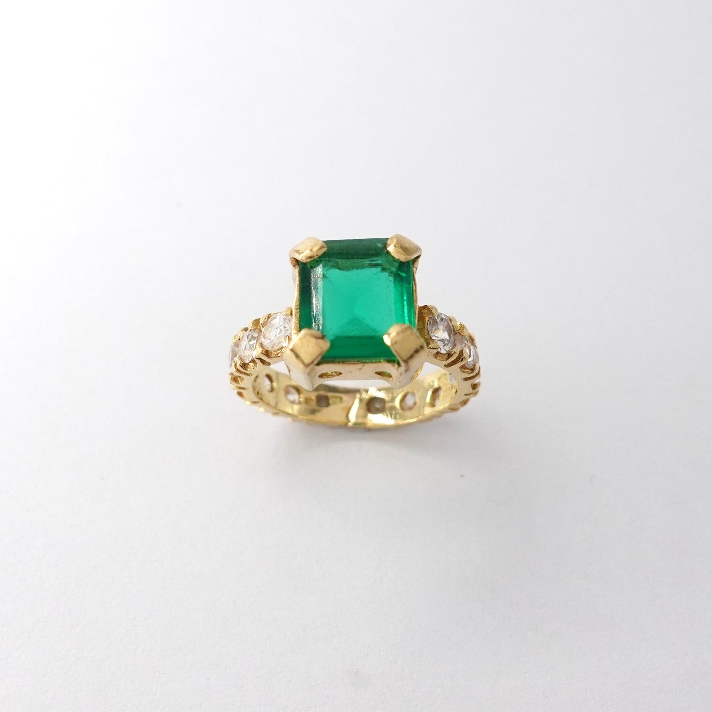 Anello con zirconi