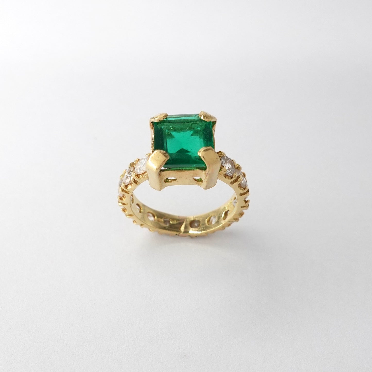 Anello con zirconi