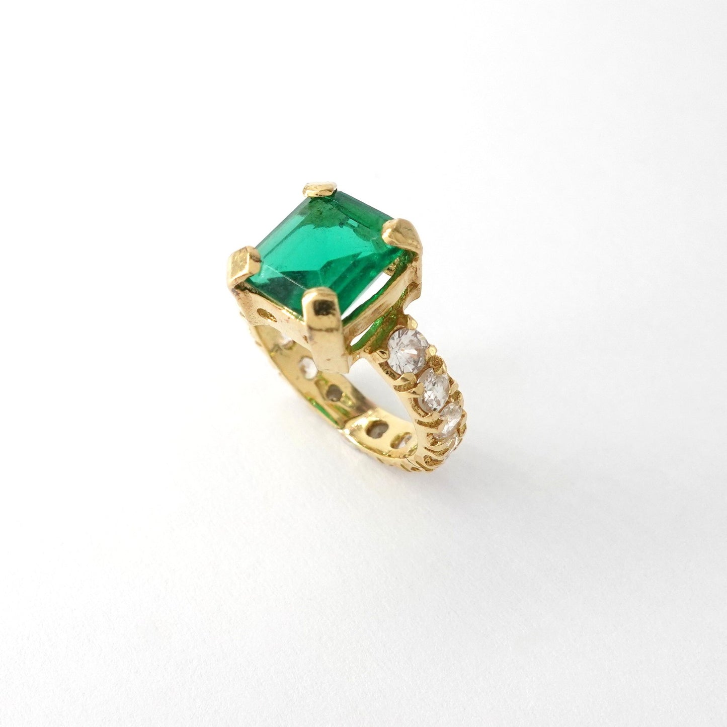 Anello con zirconi
